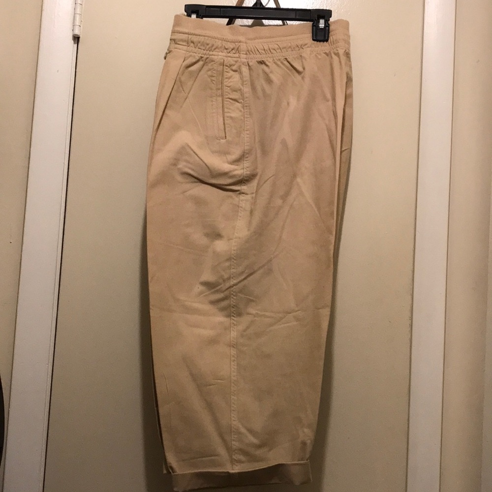 Ladies Tan Capri Pants. Size Medium With Pockets.  NWOT. Pet free